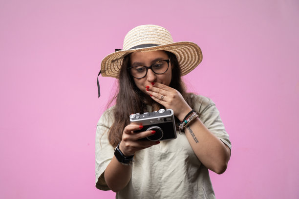 女人在检查复古相机上的照片图片下载