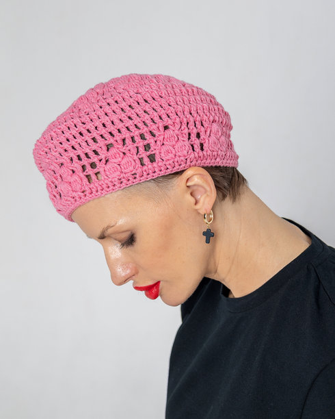 穿着黑色T恤和粉色贝雷帽的美丽女性肖像，展现法式风格。鲜艳的妆容搭配红色口红。竖版照片。图片下载