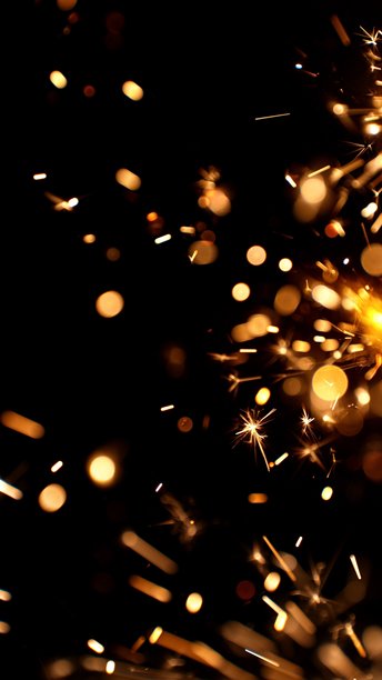 黑色背景上的炽热火星和火花，形成抽象的火焰粒子。图片下载