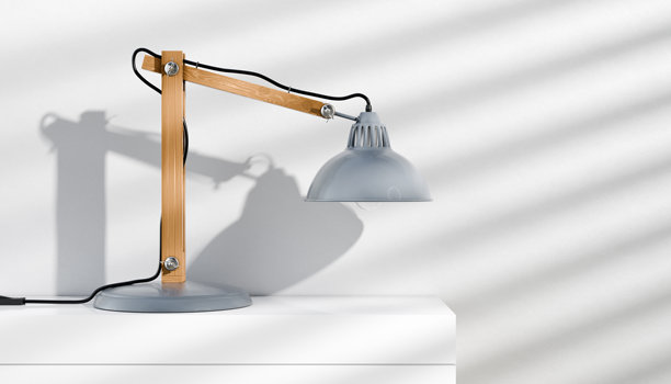 复古或复古风格的台灯，经典木制臂架配金属底座图片下载