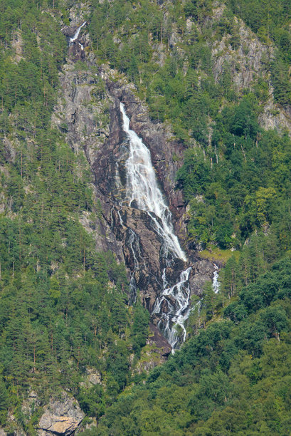 这张照片捕捉到挪威一处陡峭森林山坡上高耸的瀑布倾泻而下。图片下载