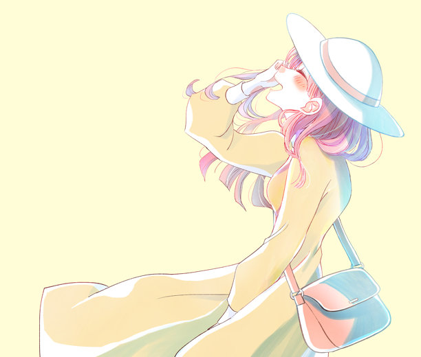 一位旅行的女性仰望天空，笑着被风吹拂。图片下载