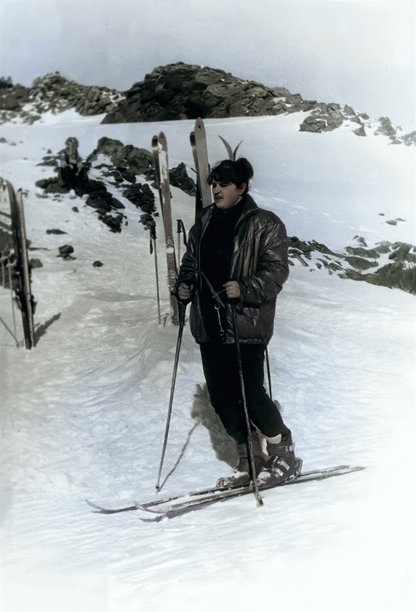 1985年复古照片，年轻运动女性在滑雪坡上的肖像。图片下载