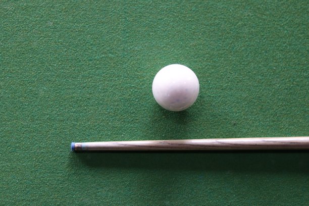 室内台球游戏中拍摄的8号台球球照片图片下载