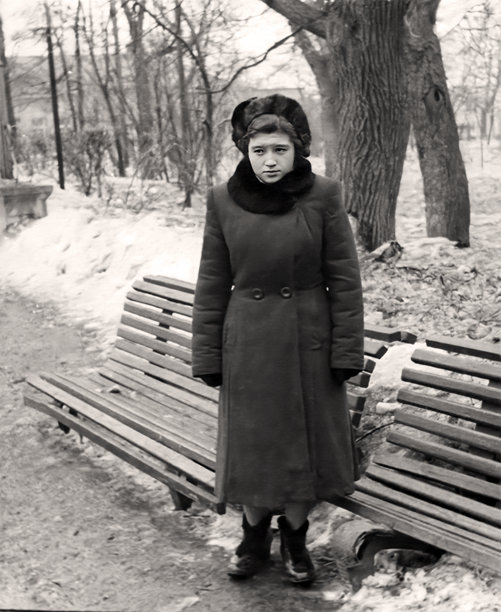 1950年代时尚打扮的沉思年轻女孩的复古肖像，背景为城市。1955年的复古照片。图片下载