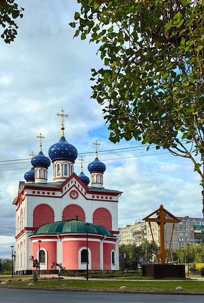 意外喜悦圣母图标教堂，背景是树木、天空和多层建筑。下诺夫哥罗德。十月七十周年大道。2024年9月。照片。图片下载