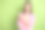 梦幻般的积极美丽女孩在绿色背景上宣传产品推荐的照片图片下载