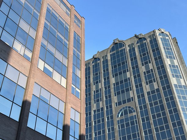 高层建筑，蓝色窗户，阳光明媚的日子拍摄的高角度照片图片下载