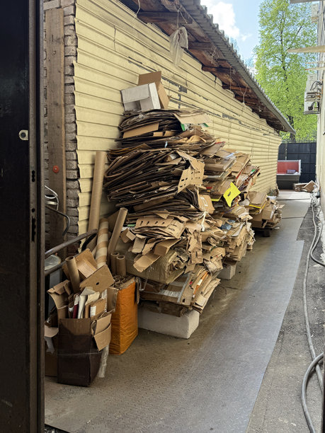 商店后面堆放的纸板包装箱用于回收。垃圾分类概念。手工手机照片，非人工智能。图片下载