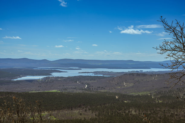 西班牙索里亚罗约的赫尔米塔日修道院的风景，名为“城堡的圣母”。图片背景是库尔达德尔波佐水库。图片下载
