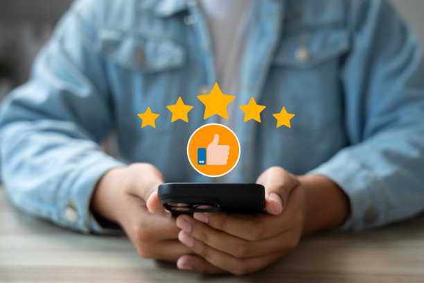 顾客使用智能手机提供五星产品评价，并配有点赞图标。在线反馈和满意度调查反映服务质量，建立信任，提升数字品牌声誉。图片下载