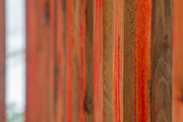 特写照片展示了带有铆钉或螺栓的金属面板，光线反射强调了垂直和水平线条。纹理图案暗示了重复，但整体结构并非如此。图片下载