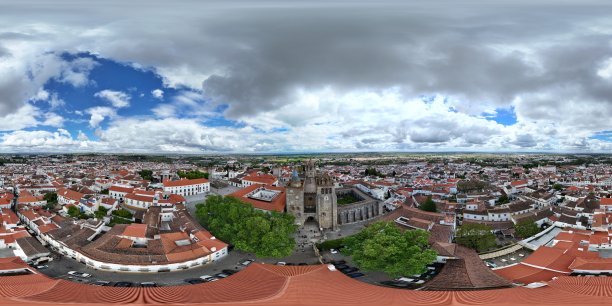 用无人机拍摄的葡萄牙埃武拉古罗马市中心的360度航拍照片图片下载