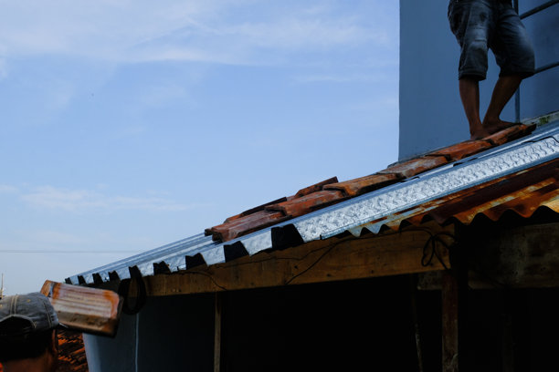 锌屋顶上的屋瓦照片图片下载