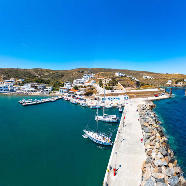 基克拉泽斯群岛艾琴海的卢特拉基斯诺斯港口、海滩和码头的全景航拍照片，夏季时分。图片下载