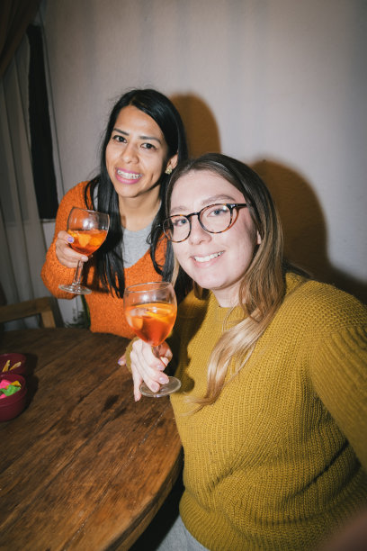 用户生成内容。个人档案照片。视角。由真实人拍摄的复古风格照片。朋友们在聚会上与小吃和鸡尾酒一起自拍。图片下载