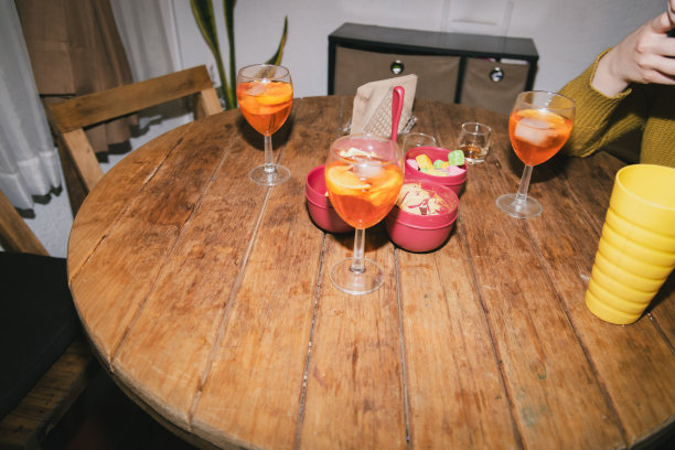 用户生成内容。复古风格的照片，拍摄于真实的人们，展示了一张摆放着鸡尾酒和小吃的桌子。图片下载
