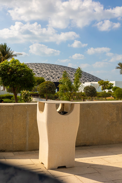 阿布扎比街道上的垃圾回收箱。竖版照片图片下载