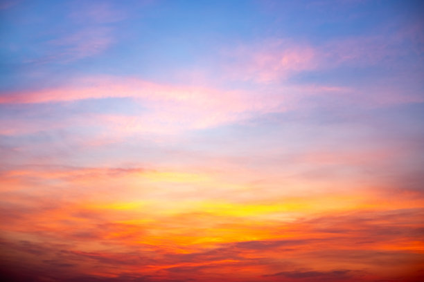 美丽奢华的柔和渐变橙金色云彩和阳光映衬在蓝天上，完美适合作为背景，拍摄于黄昏时分，清晨，超大尺寸，高分辨率的风景照片图片下载