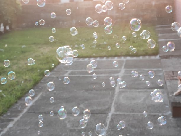 一幅气泡在空中漂浮的图片图片下载