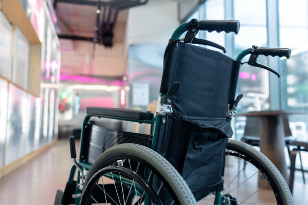 房间中央的轮椅图片图片下载