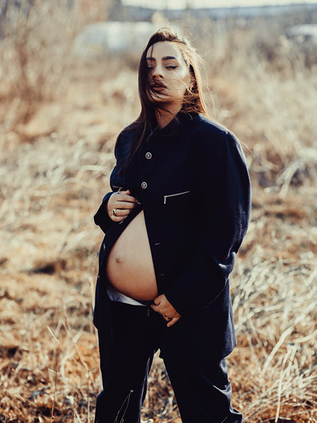 时尚孕妇在户外的照片图片下载