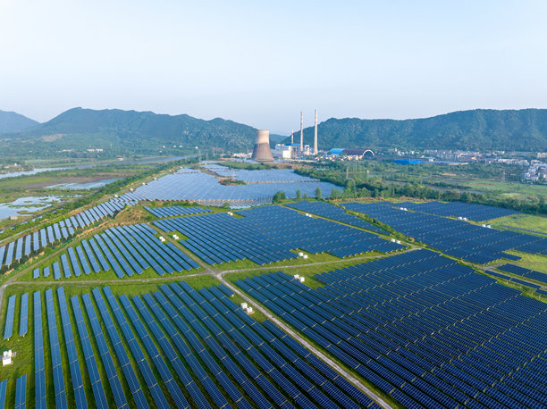 大型太阳能发电厂的航拍照片图片下载