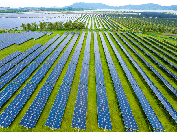 大型太阳能发电厂的航拍照片图片下载
