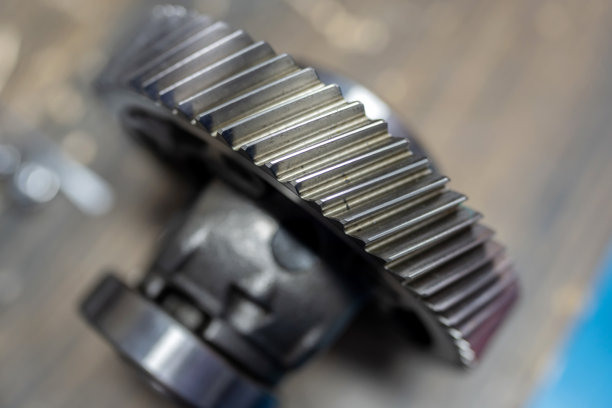 一名维修工程师拆卸并检查电动机的齿轮组，更换轴承以实现最佳性能。这张图片突显了在电动车行业中维修、创新和高效能源使用的重要性。图片下载