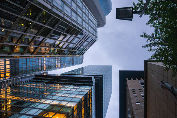 黄昏时分，法兰克福的摩天大楼仰视图图片下载