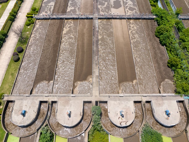 现代污水处理厂的净化池航拍照片图片下载