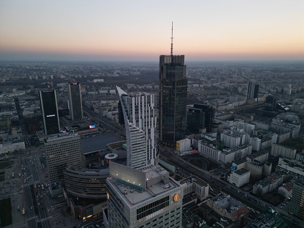 华沙市中心，波兰首都，使用无人机拍摄的照片 - 摩天大楼与日落图片下载