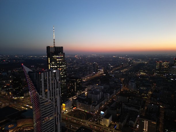 华沙市中心，波兰首都，使用无人机拍摄的照片 - 摩天大楼与日落图片下载