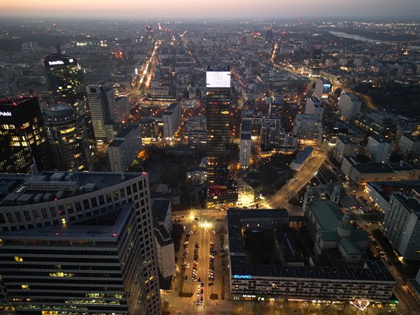 华沙市中心，波兰首都，使用无人机拍摄的照片 - 摩天大楼与日落图片下载