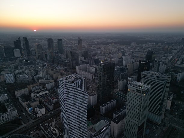 华沙市中心，波兰首都，使用无人机拍摄的照片 - 摩天大楼与日落图片下载