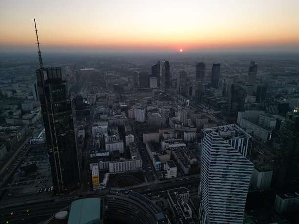 华沙市中心，波兰首都，使用无人机拍摄的照片 - 摩天大楼与日落图片下载