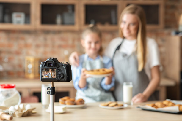 模糊的照片，妈妈和女儿在厨房摆姿势图片下载