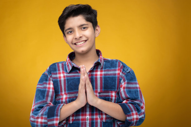 穿着格子衬衫的年轻男孩，背景为黄色，适合用作库存照片图片下载