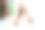 一位年轻魅力女性的照片肖像，她在现代办公室内不满地通过电话工作，穿着白色T恤，办公室环境时尚。图片下载