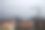 在佩卡巴鲁，雨中模糊的车辆灯光照片。车内视角的雨景。图片下载