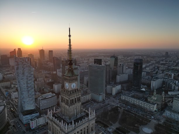 华沙市中心，波兰首都，使用无人机拍摄的照片 - 摩天大楼与日落图片下载