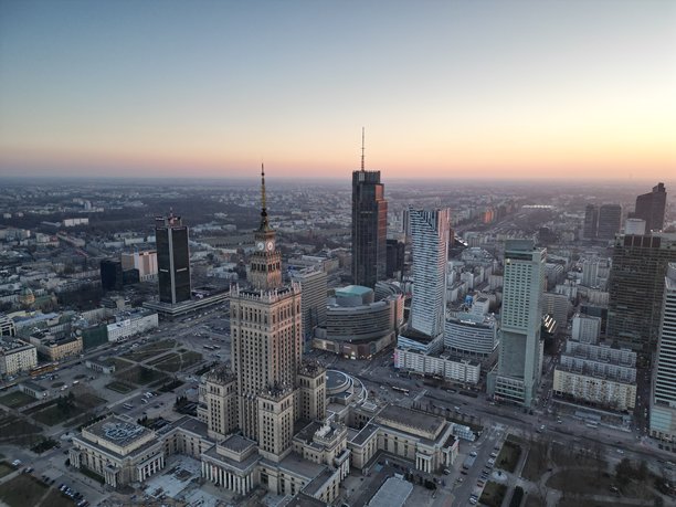 华沙市中心，波兰首都，使用无人机拍摄的照片 - 摩天大楼与日落图片下载