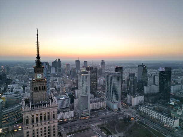 华沙市中心，波兰首都，使用无人机拍摄的照片 - 摩天大楼与日落图片下载
