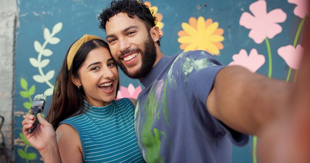 情侣的肖像、墙面或自拍，背景是艺术作品，适合装饰或创意项目。快乐的笑容，男性或女性在壁画前的照片视角，适合用作个人资料图片、社交媒体或与涂鸦的记忆。图片下载