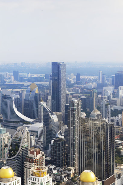 白天的曼谷，繁华的大城市，蓝天与高楼大厦，拥有豪华公寓、办公大楼、商业区和购物中心。图片下载