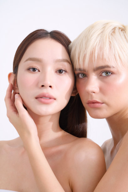 亚洲和白人女性的跨国护肤图片图片下载