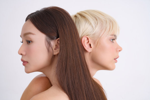 亚洲和白人女性的跨国护肤图片图片下载