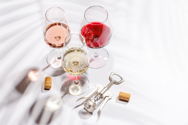 三只装满红酒、白酒和玫瑰酒的酒杯图片下载