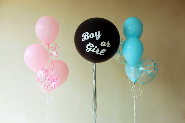 黑色气球的横向照片，旁边有男孩或女孩？蓝色和粉色气球用于性别揭晓派对。照片区的装饰。图片下载