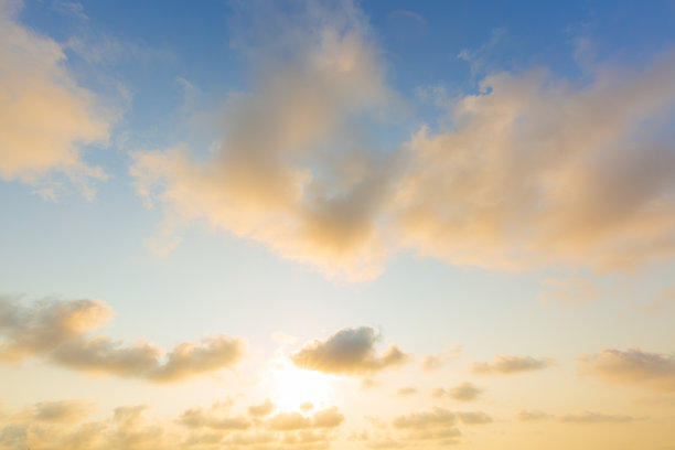 金色的天空和云彩，华丽的柔和渐变橙金色云朵和阳光映衬在蓝天上，非常适合用作背景，拍摄于傍晚，黄昏，大尺寸，高分辨率的风景照片图片下载